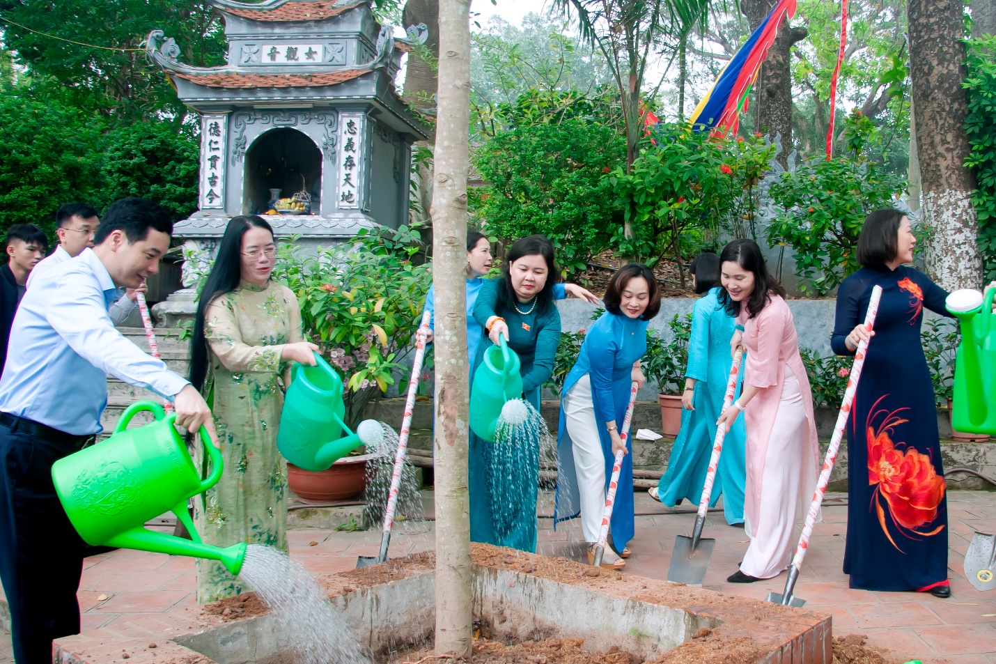 Nữ đại biểu Quốc Hội khoá XVI và nữ đại biểu Hội đồng nhân dân thành phố Hà Nội dâng hương tại đền thờ Hoàng Thái hậu Ỷ Lan- Ảnh 6.