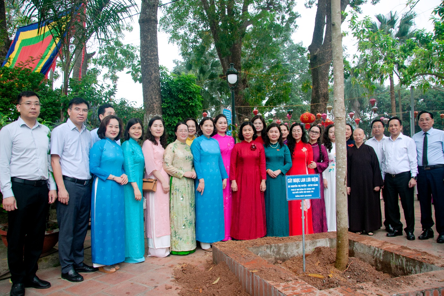 Nữ đại biểu Quốc Hội khoá XVI và nữ đại biểu Hội đồng nhân dân thành phố Hà Nội dâng hương tại đền thờ Hoàng Thái hậu Ỷ Lan- Ảnh 7.