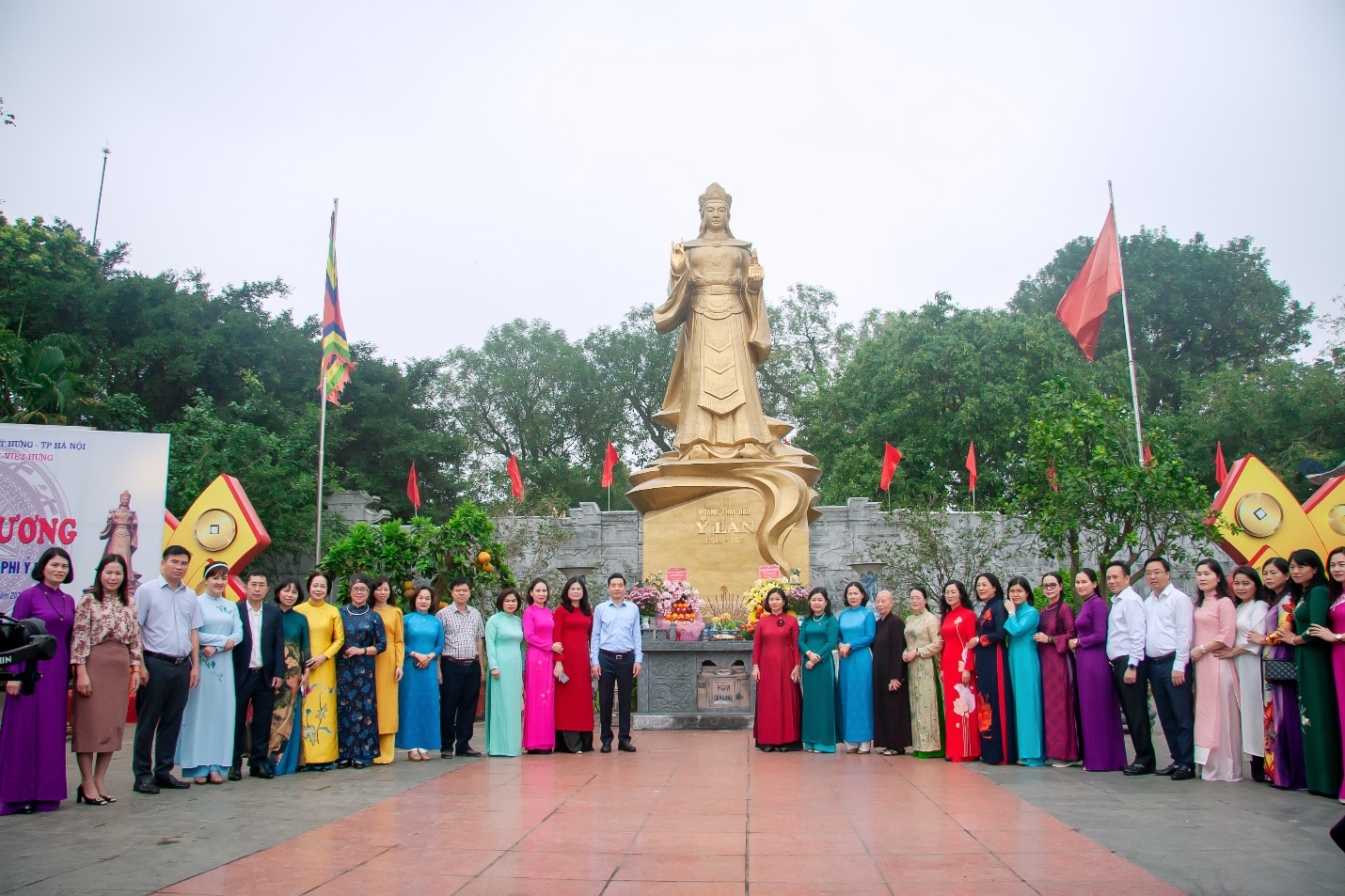 Nữ đại biểu Quốc Hội khoá XVI và nữ đại biểu Hội đồng nhân dân thành phố Hà Nội dâng hương tại đền thờ Hoàng Thái hậu Ỷ Lan- Ảnh 8.