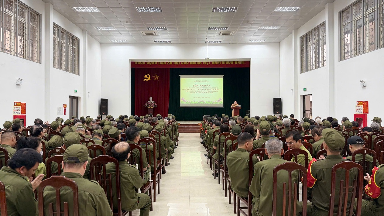 Phường Yên Hòa tổ chức tập huấn kỹ năng điều khiển, phân luồng giao thông cho lực lượng bảo vệ ANTT cơ sở năm 2026- Ảnh 1.