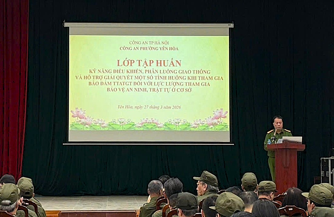 Phường Yên Hòa tổ chức tập huấn kỹ năng điều khiển, phân luồng giao thông cho lực lượng bảo vệ ANTT cơ sở năm 2026- Ảnh 2.