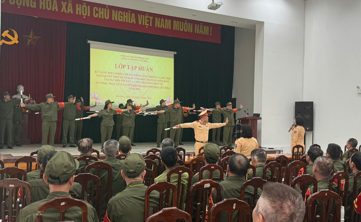 Phường Yên Hòa tổ chức tập huấn kỹ năng điều khiển, phân luồng giao thông cho lực lượng bảo vệ ANTT cơ sở năm 2026- Ảnh 5.