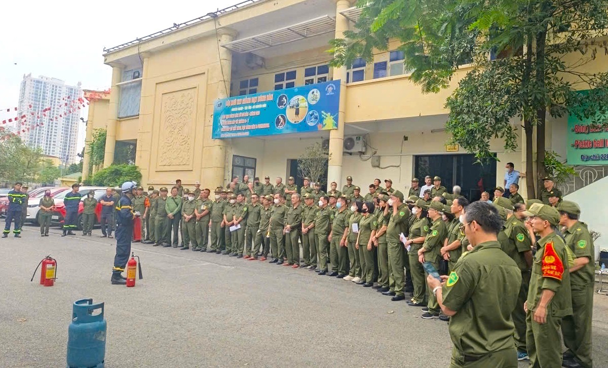 Phường Yên Hòa tổ chức tập huấn nghiệp vụ phòng cháy, chữa cháy và cứu nạn, cứu hộ cho lực lượng An ninh, trật tự cơ sở- Ảnh 4.