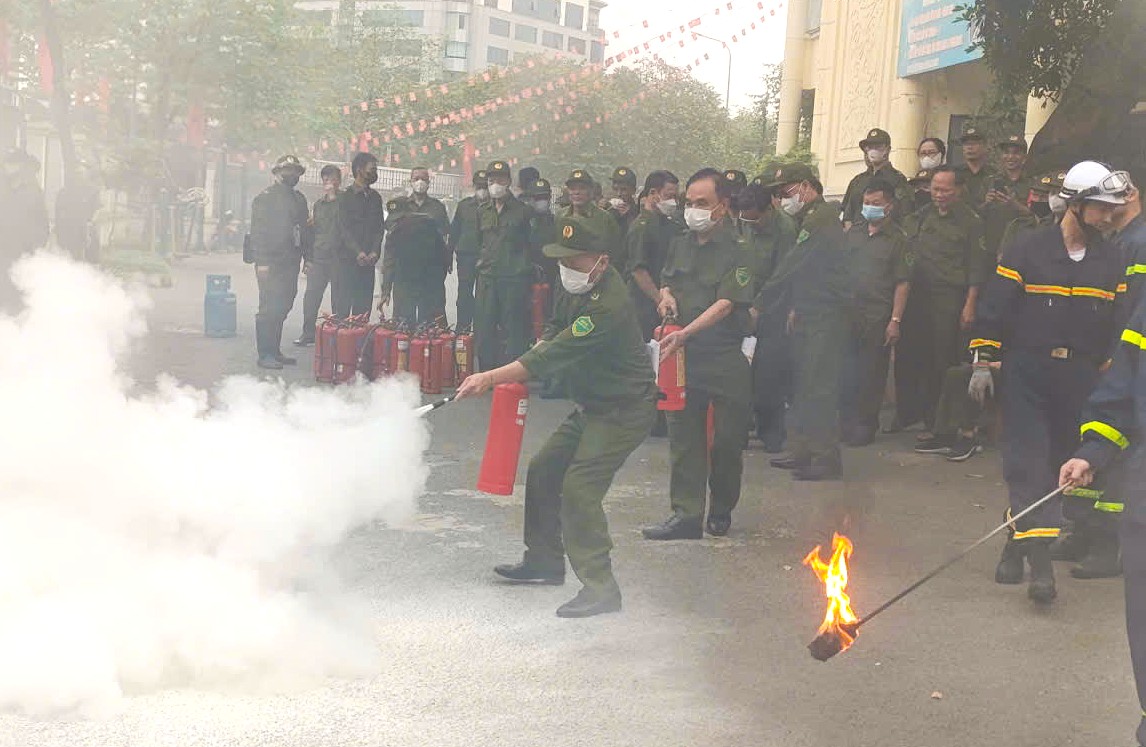 Phường Yên Hòa tổ chức tập huấn nghiệp vụ phòng cháy, chữa cháy và cứu nạn, cứu hộ cho lực lượng An ninh, trật tự cơ sở- Ảnh 5.