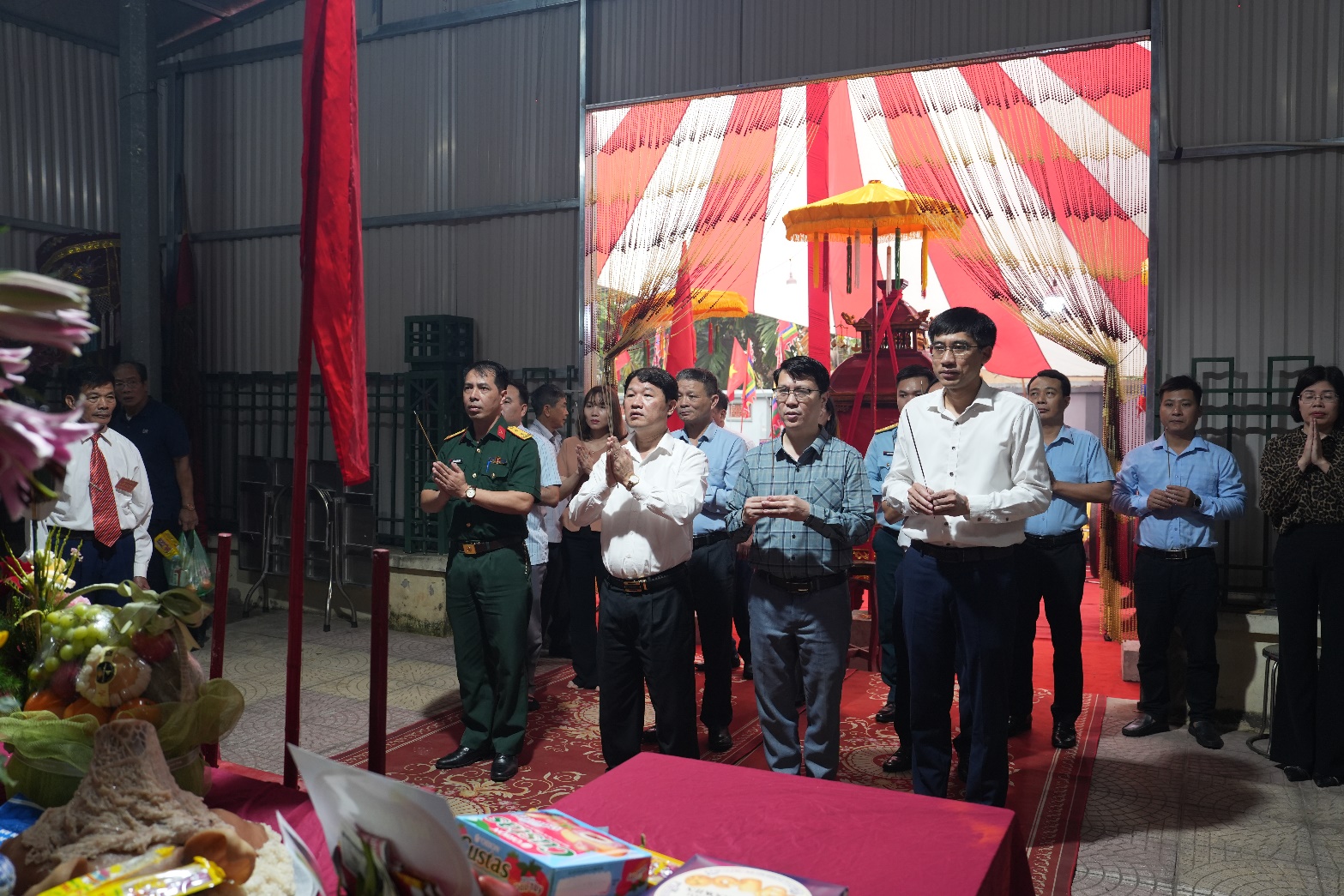 A group of men standing in a room  AI-generated content may be incorrect.