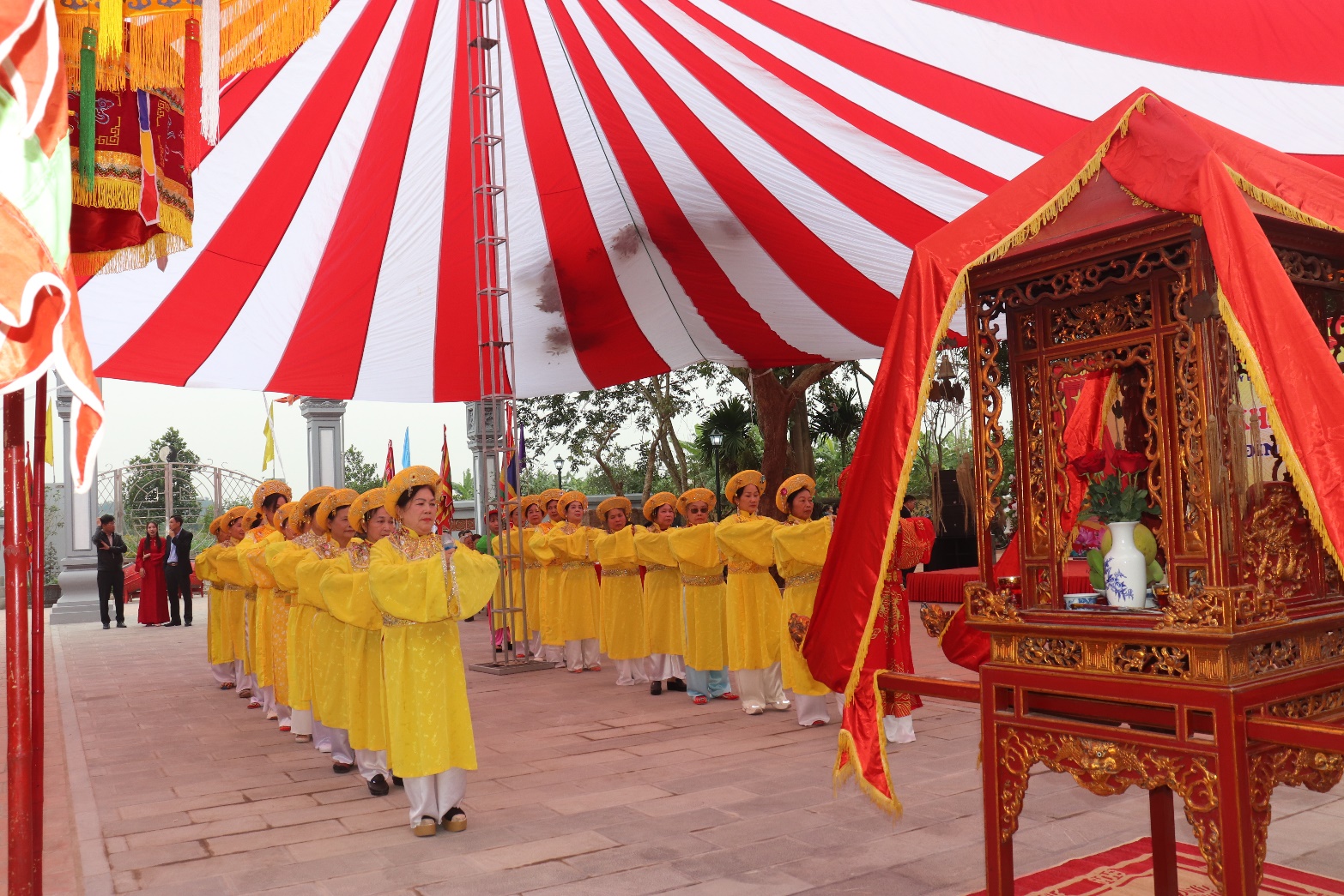 A group of people in yellow dresses  AI-generated content may be incorrect.