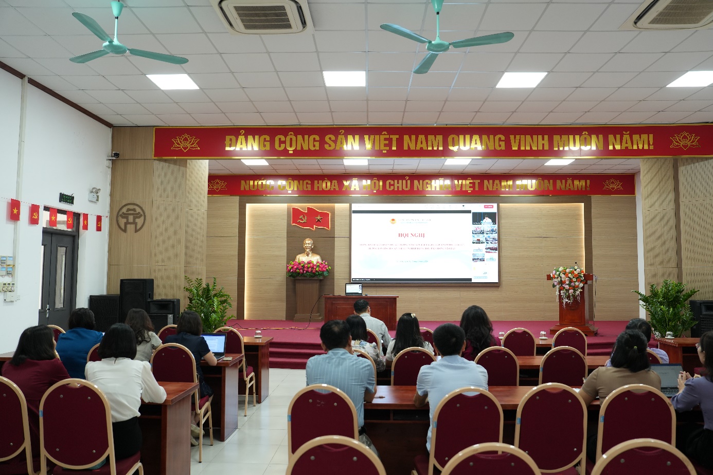 Ảnh có chứa ghế, trong nhà, đồ đạc, trang phục  Nội dung do AI tạo ra có thể không chính xác.