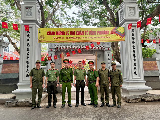 Công an phường Phương Liệt triển khai lực lượng thực hiện có hiệu quả phương án đảm bảo ANTT Lễ hội Xuân tế Đình Phương Liệt năm 2026.- Ảnh 1.