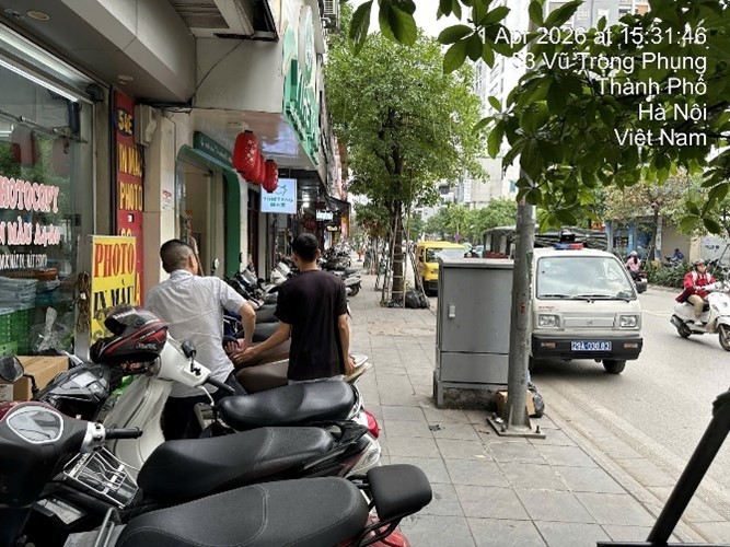 Công an phường Thanh Xuân: Quyết liệt xử lý “điểm nghẽn” trật tự đô thị, trả lại vỉa hè cho người đi bộ- Ảnh 3.