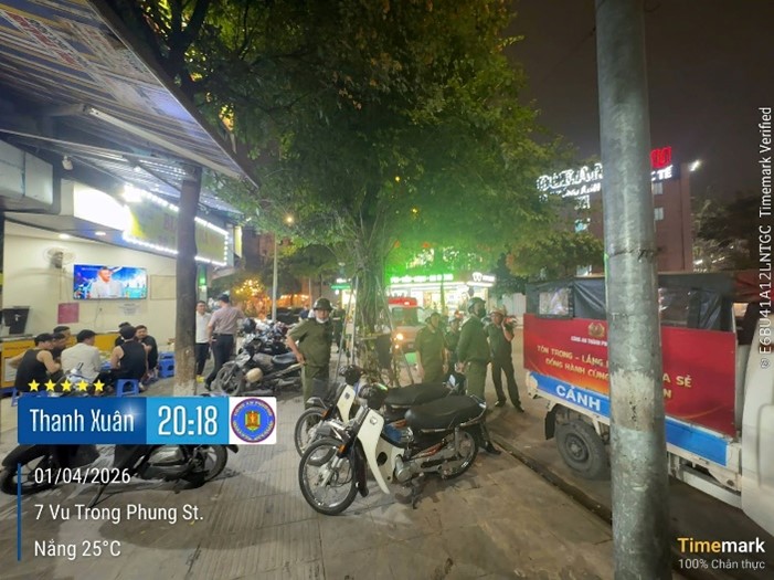 Công an phường Thanh Xuân: Quyết liệt xử lý “điểm nghẽn” trật tự đô thị, trả lại vỉa hè cho người đi bộ- Ảnh 1.