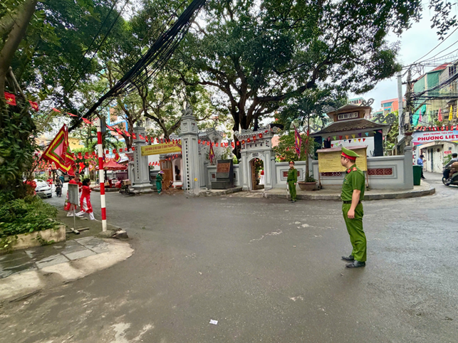 Công an phường Phương Liệt triển khai lực lượng thực hiện có hiệu quả phương án đảm bảo ANTT Lễ hội Xuân tế Đình Phương Liệt năm 2026.- Ảnh 2.
