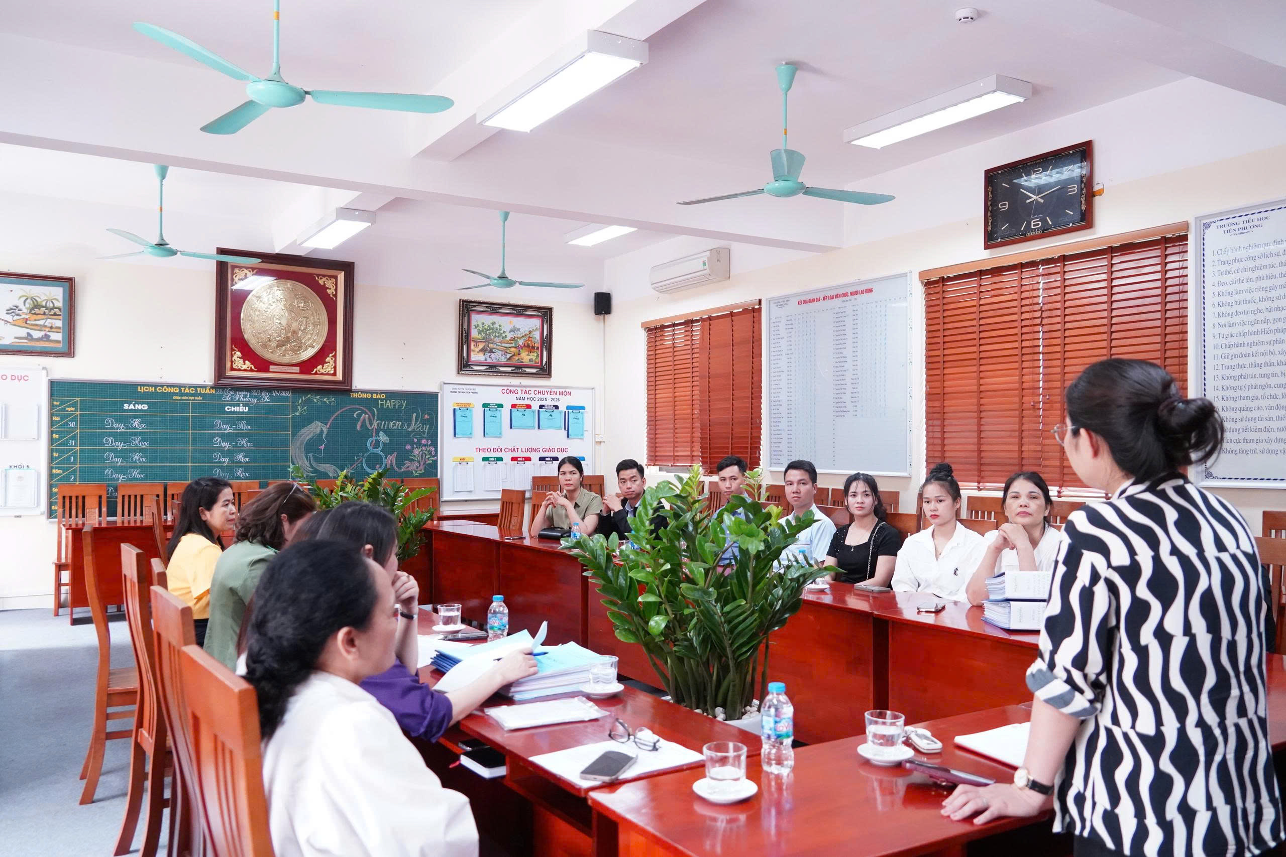 Đoàn liên ngành phường Chương Mỹ kiểm tra an toàn thực phẩm tại trường Tiểu học Tiên Phương và Tiểu học Ngọc Hòa- Ảnh 4.