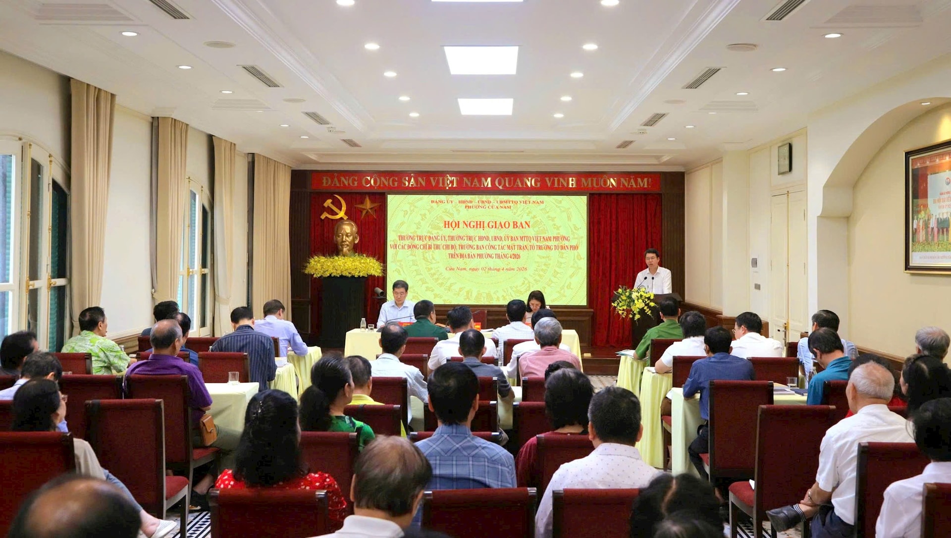 Thường trực Đảng ủy phường Cửa Nam giao ban với bí thư chi bộ, tổ trưởng tổ dân phố tháng 1-2026
- Ảnh 1.