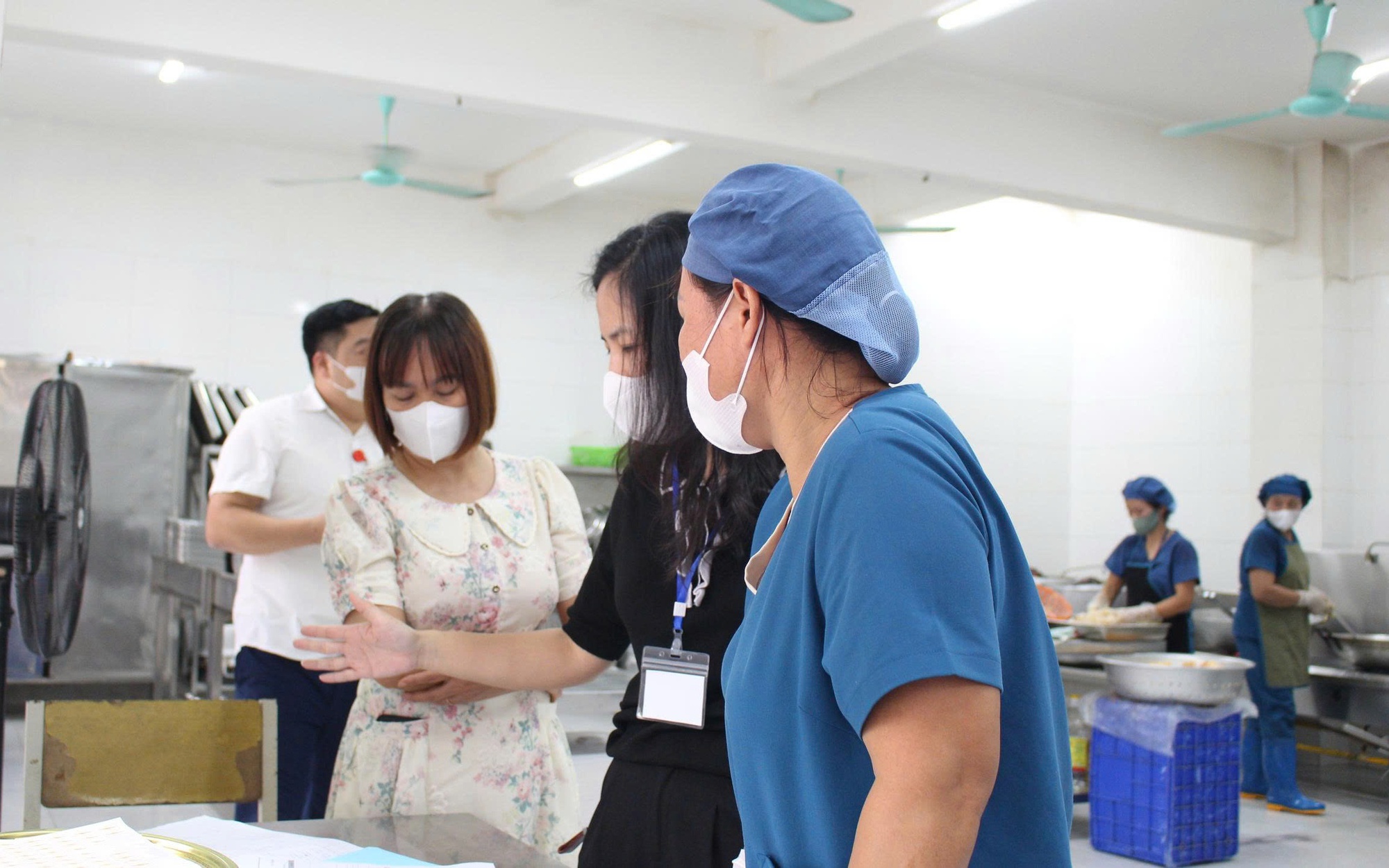 Đoàn liên ngành phường Chương Mỹ kiểm tra an toàn thực phẩm tại trường Tiểu học Thụy Hương và Tiểu học Chúc Sơn B