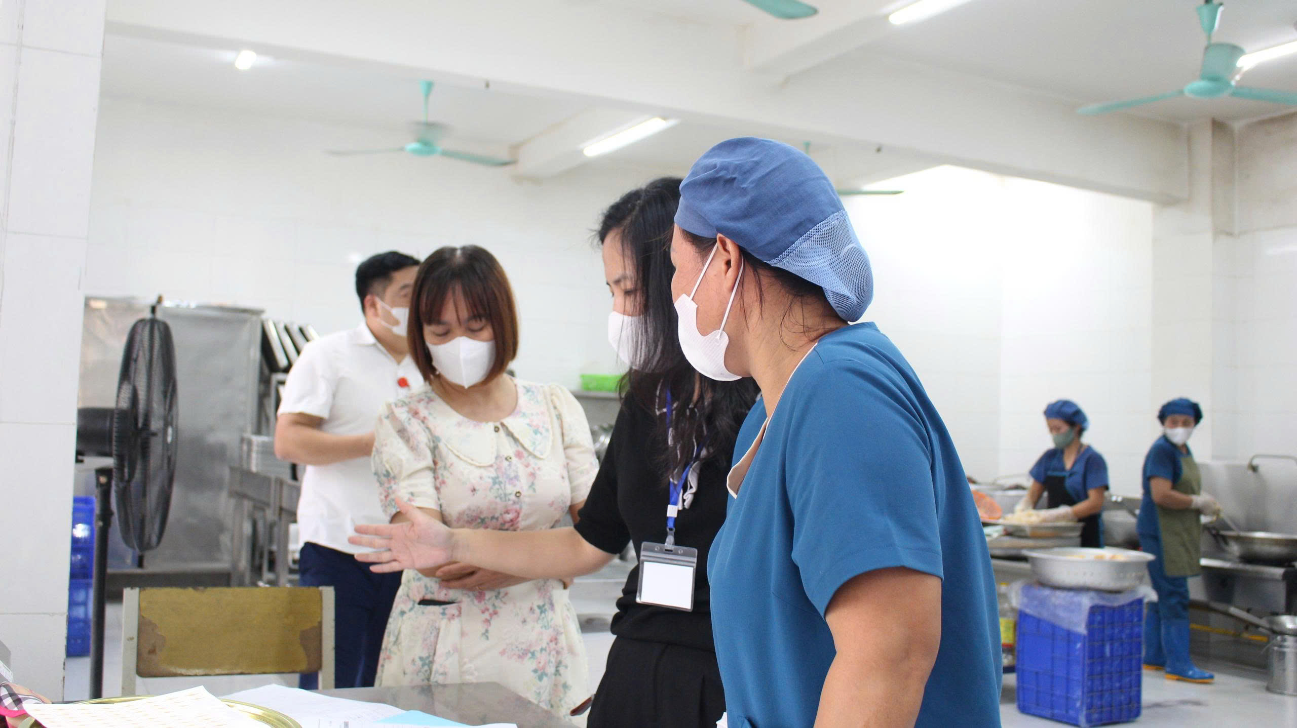 Đoàn liên ngành phường Chương Mỹ kiểm tra an toàn thực phẩm tại trường Tiểu học Thụy Hương và Tiểu học Chúc Sơn B- Ảnh 1.