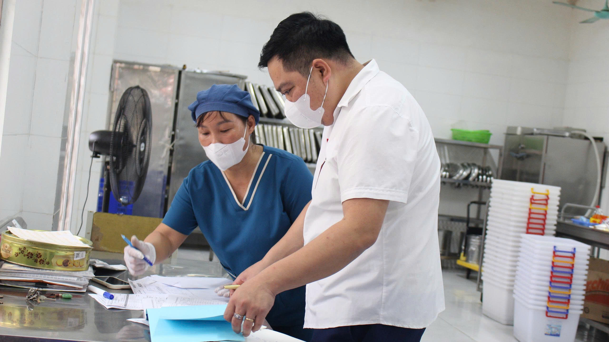 Đoàn liên ngành phường Chương Mỹ kiểm tra an toàn thực phẩm tại trường Tiểu học Thụy Hương và Tiểu học Chúc Sơn B- Ảnh 2.