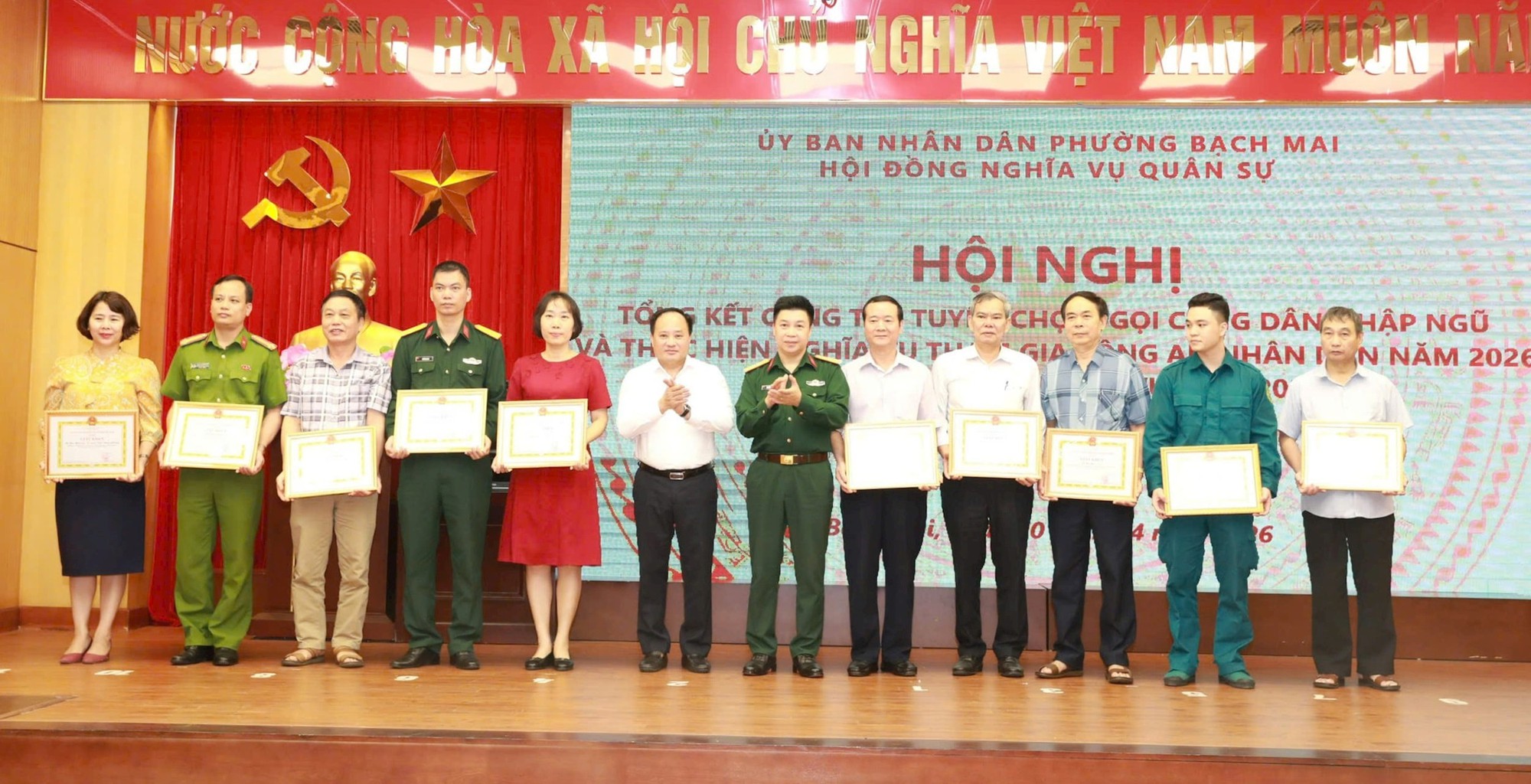 Phường Bạch Mai khen thưởng thành tích trong công tác tuyển quân- Ảnh 1.