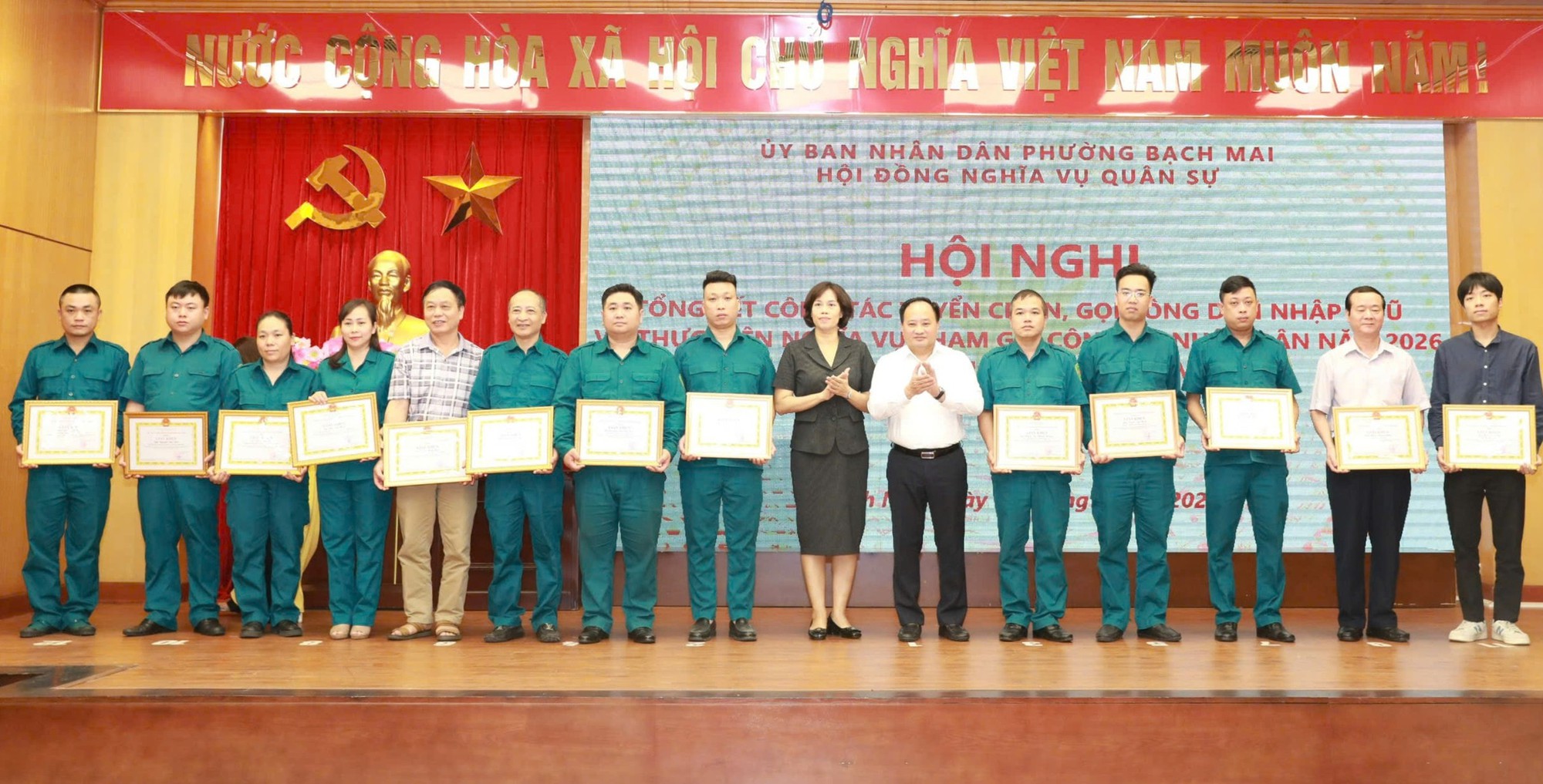 Phường Bạch Mai khen thưởng thành tích trong công tác tuyển quân- Ảnh 2.