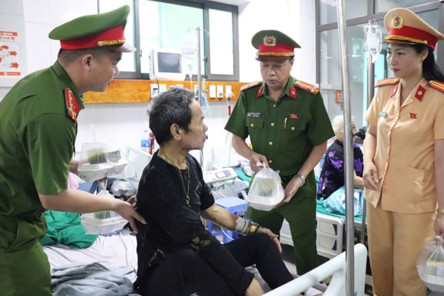 Cụm thi đua số 3 - Công an Hà Nội đã trao tặng suất cơm yêu thương cho bệnh nhân đang điều trị tại Bệnh viên đa khoa Hoài Đức- Ảnh 2.