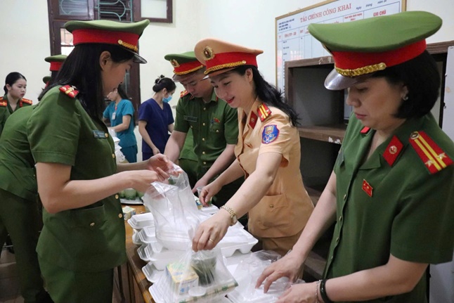 Cụm thi đua số 3 - Công an Hà Nội đã trao tặng suất cơm yêu thương cho bệnh nhân đang điều trị tại Bệnh viên đa khoa Hoài Đức- Ảnh 3.