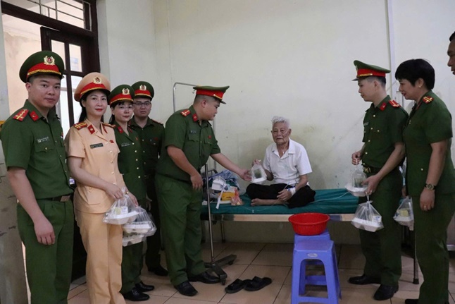 Cụm thi đua số 3 - Công an Hà Nội đã trao tặng suất cơm yêu thương cho bệnh nhân đang điều trị tại Bệnh viên đa khoa Hoài Đức- Ảnh 4.