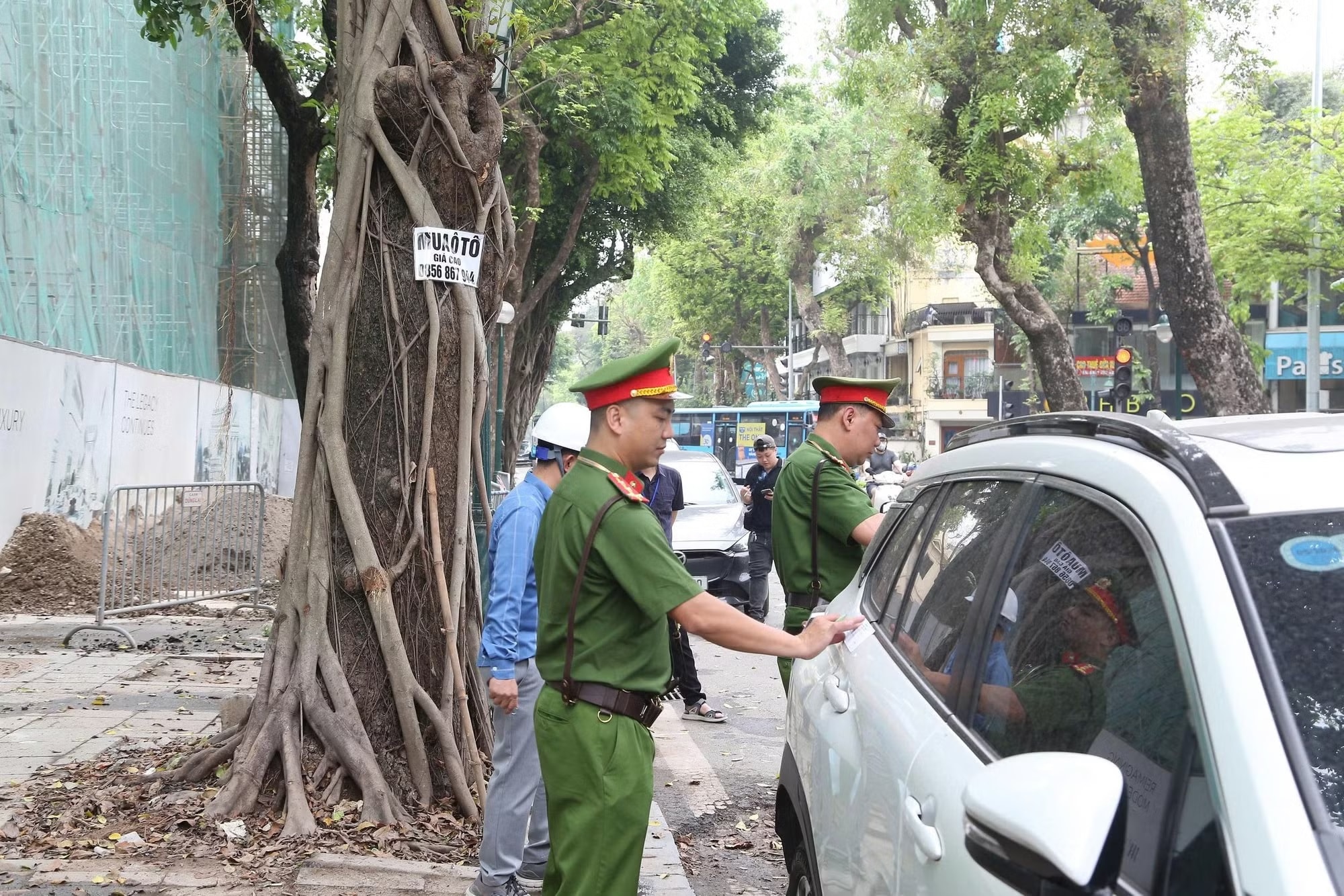Công an phường Cửa Nam quyết liệt lập lại trật tự đô thị- Ảnh 1.