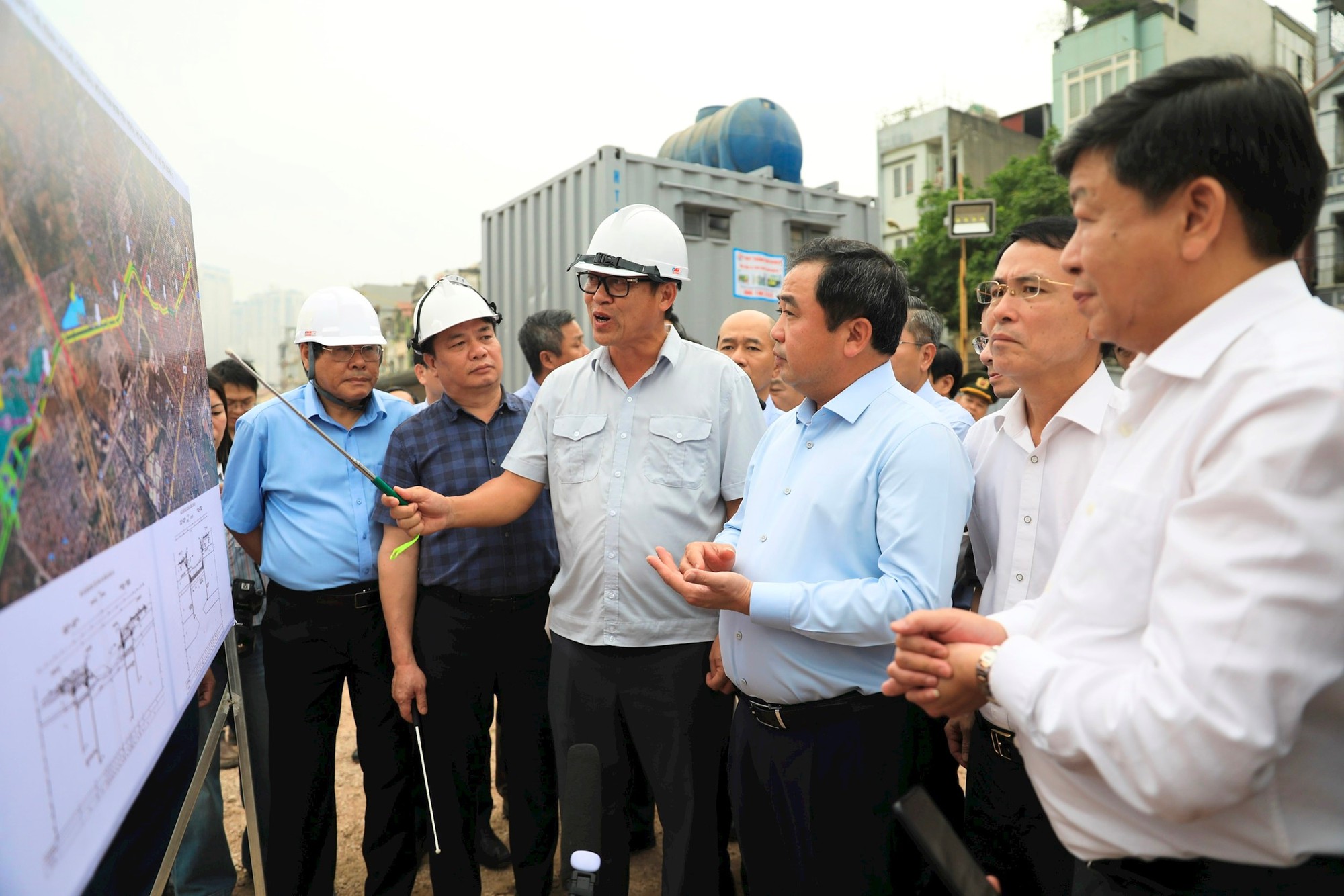 Bí thư Hà Nội Trần Đức Thắng: 'Xử lý nghiêm vi phạm dọc kênh La Khê, không nể nang, tránh nhờn luật'- Ảnh 2.