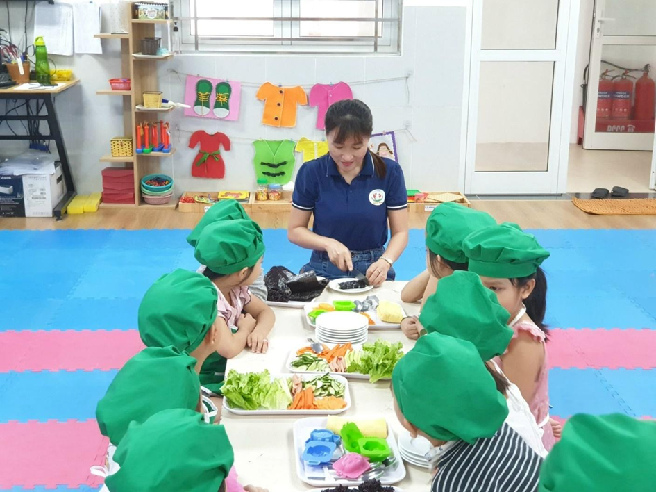 CÔ GIÁO ĐỖ THỊ HÂN TẤM GƯƠNG "NGƯỜI TỐT VIỆC TỐT" - KHÁT VỌNG GIÚP TRẺ TỰ KỶ HOÀ NHẬP VÀ XOÁ BỎ SỰ VÔ CẢM CỦA TRẺ TỪ LỨA TUỔI MẦM NON- Ảnh 5.