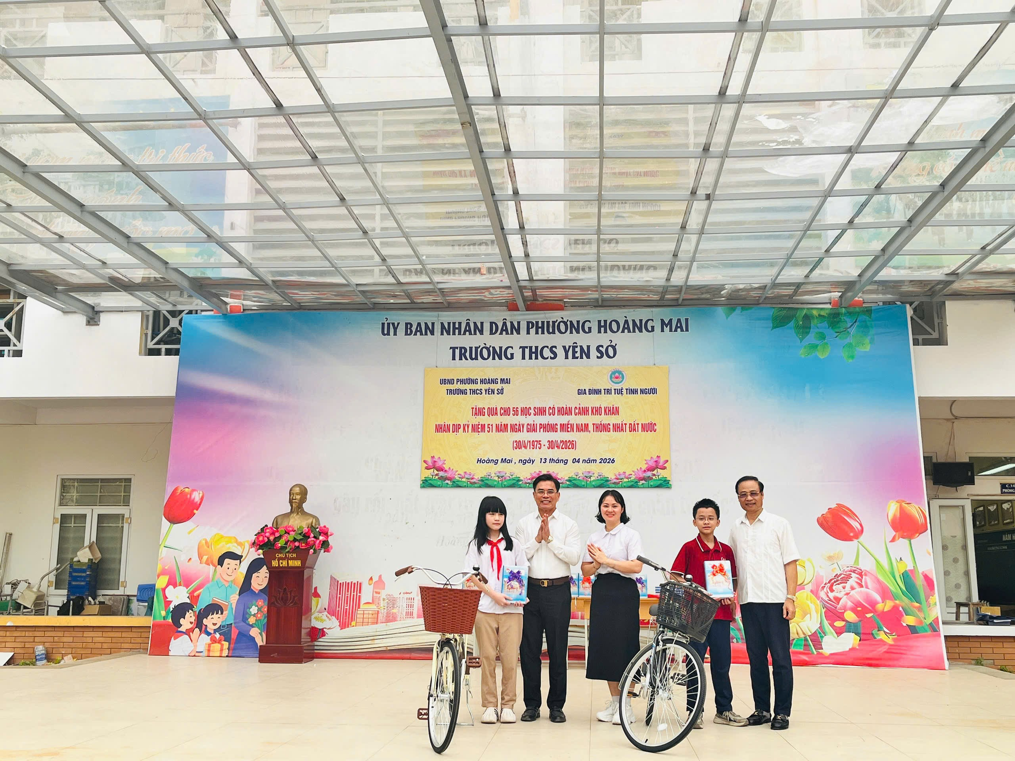 TRƯỜNG THCS YÊN SỞ PHỐI HỢP VỚI TỔ CHỨC GIA ĐÌNH TRÍ TUỆ TÌNH NGƯỜI TRAO QUÀ HỖ TRỢ HỌC SINH CÓ HOÀN CẢNH KHÓ KHĂN NHÂN DỊP 30/4 – 1/5- Ảnh 2.