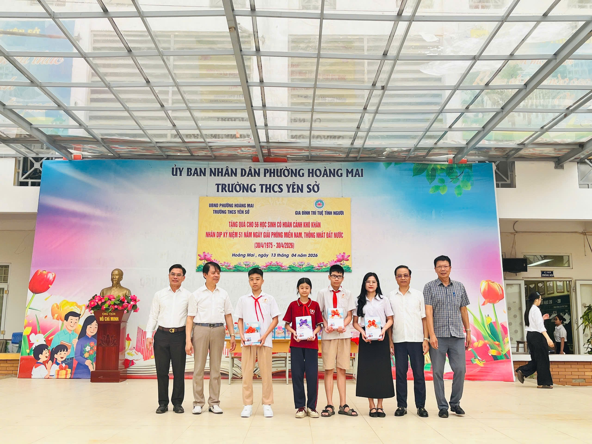 TRƯỜNG THCS YÊN SỞ PHỐI HỢP VỚI TỔ CHỨC GIA ĐÌNH TRÍ TUỆ TÌNH NGƯỜI TRAO QUÀ HỖ TRỢ HỌC SINH CÓ HOÀN CẢNH KHÓ KHĂN NHÂN DỊP 30/4 – 1/5- Ảnh 3.