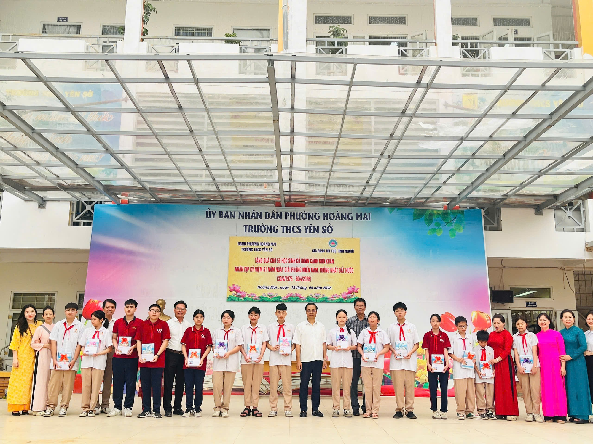 TRƯỜNG THCS YÊN SỞ PHỐI HỢP VỚI TỔ CHỨC GIA ĐÌNH TRÍ TUỆ TÌNH NGƯỜI TRAO QUÀ HỖ TRỢ HỌC SINH CÓ HOÀN CẢNH KHÓ KHĂN NHÂN DỊP 30/4 – 1/5- Ảnh 4.