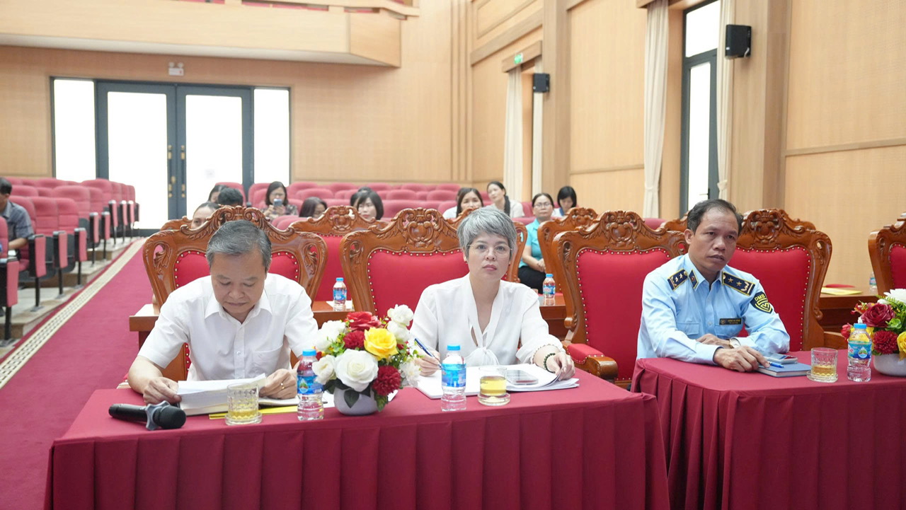 A group of people sitting at tables  AI-generated content may be incorrect.