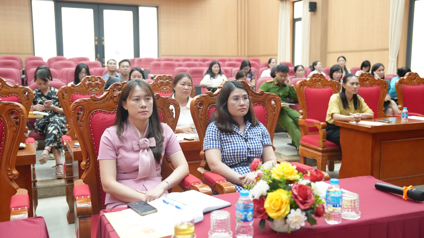 A group of people sitting in chairs  AI-generated content may be incorrect.