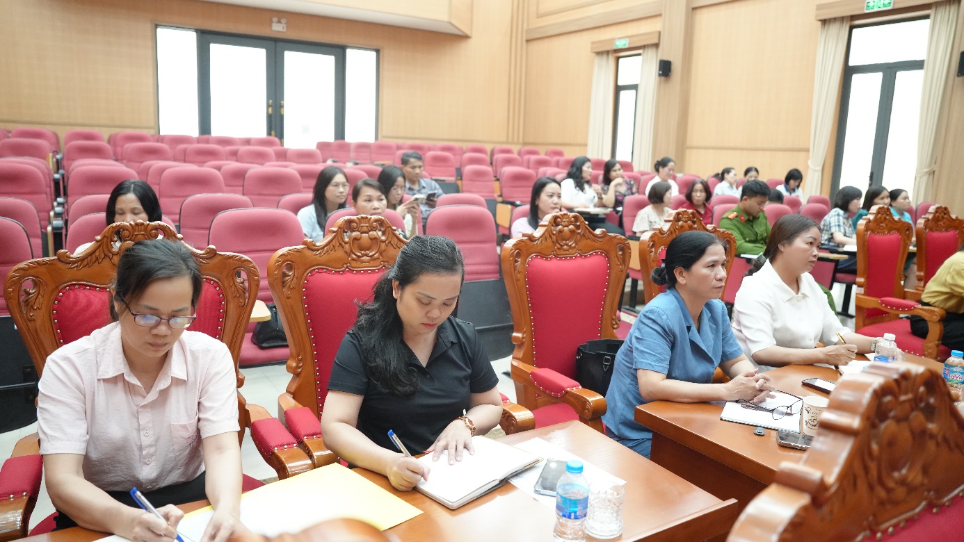 A group of people sitting in a lecture hall  AI-generated content may be incorrect.