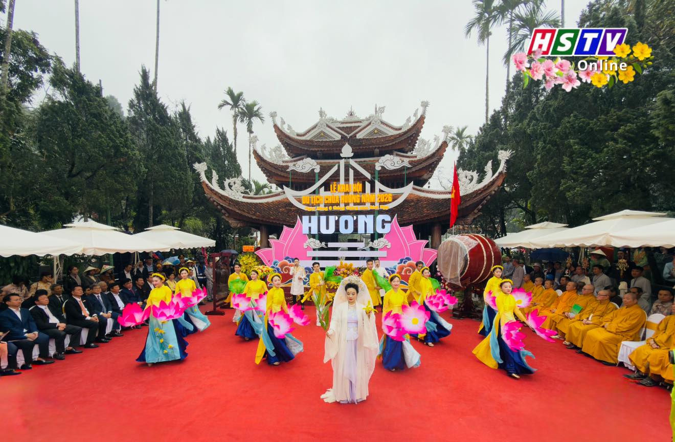Có thể là hình ảnh về một hoặc nhiều người, đền thờ và văn bản