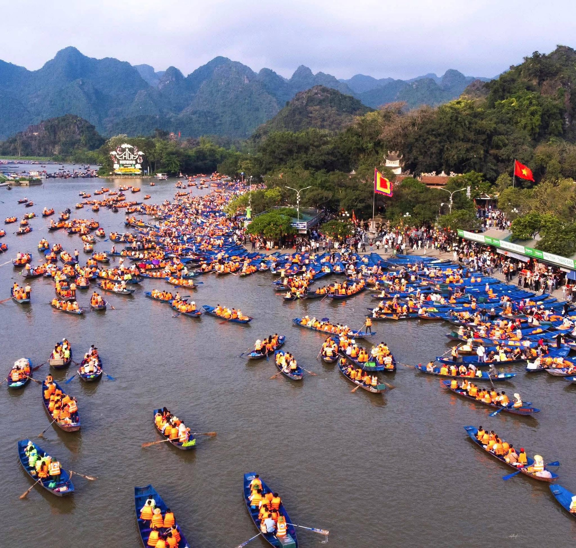 Có thể là hình ảnh về thuyền kayak