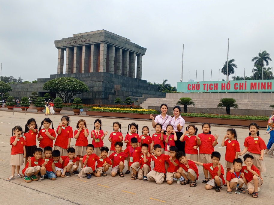 Mầm non Yên Sở giáo dục lòng kính yêu Bác Hồ qua hoạt động trải nghiệm viếng Lăng Bác Hồ- Ảnh 1.