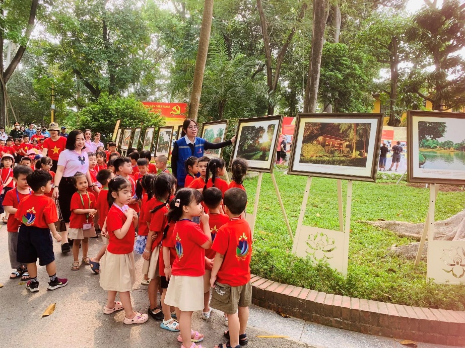 Mầm non Yên Sở giáo dục lòng kính yêu Bác Hồ qua hoạt động trải nghiệm viếng Lăng Bác Hồ- Ảnh 2.