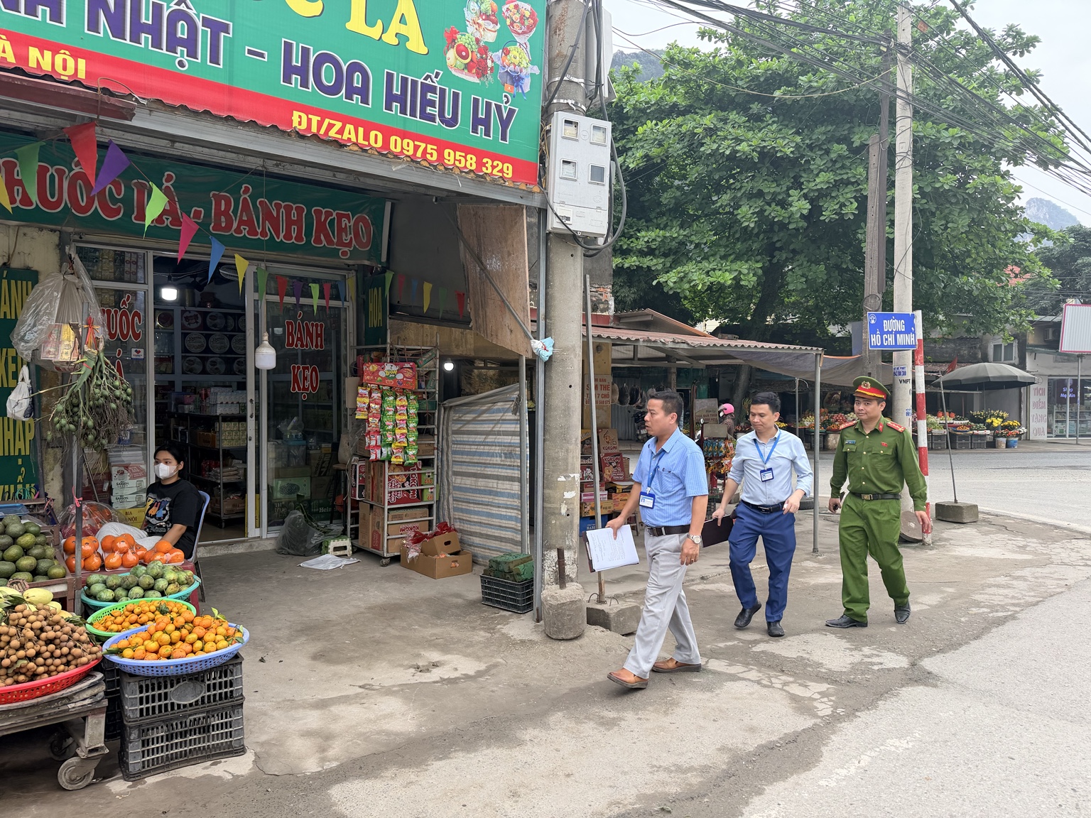 Tuyên truyền, ký cam kết chấp hành trật tự an toàn giao thông, trật tự đô thị đối với các hộ kinh doanh- Ảnh 1.