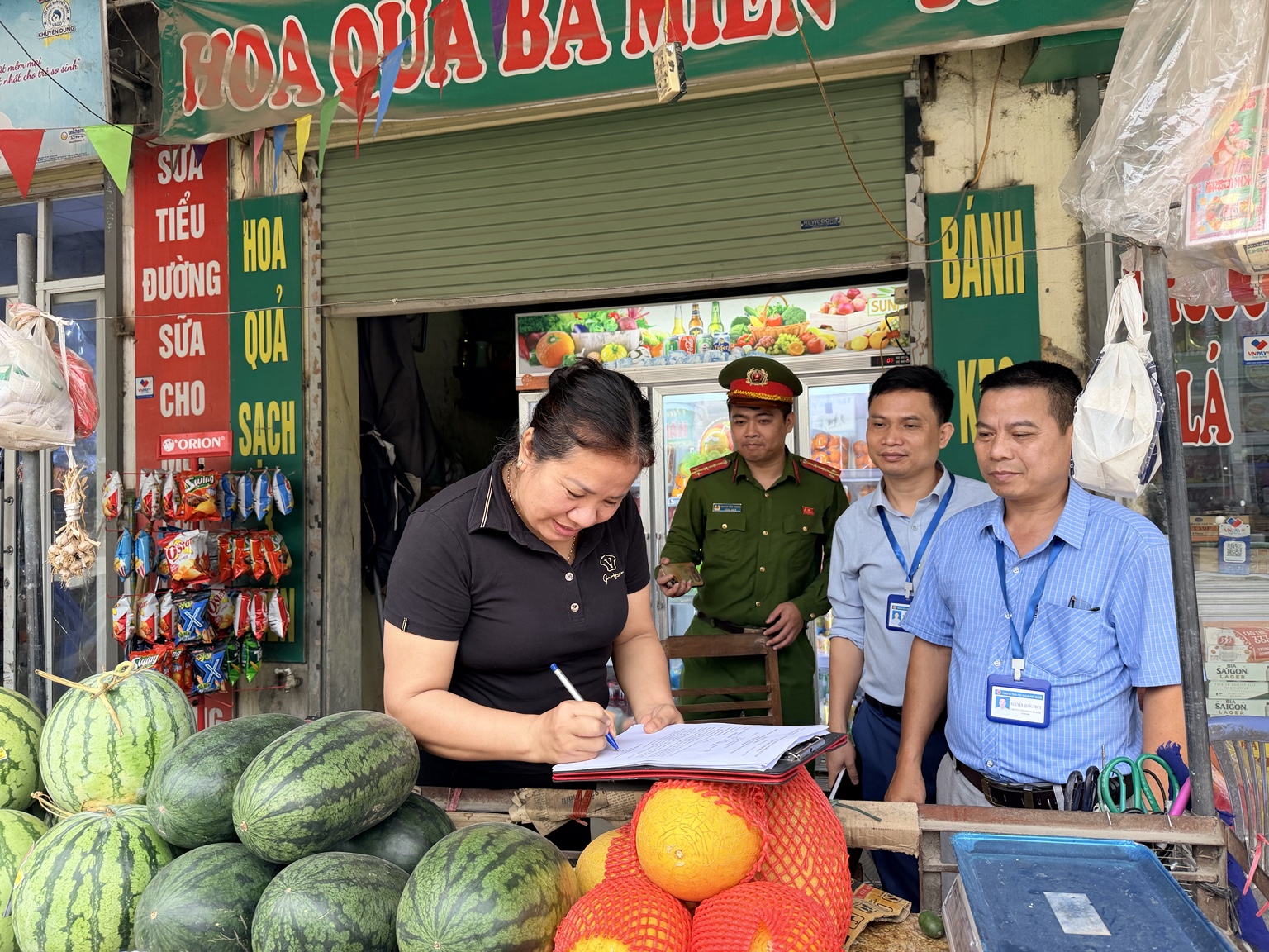 Tuyên truyền, ký cam kết chấp hành trật tự an toàn giao thông, trật tự đô thị đối với các hộ kinh doanh- Ảnh 2.