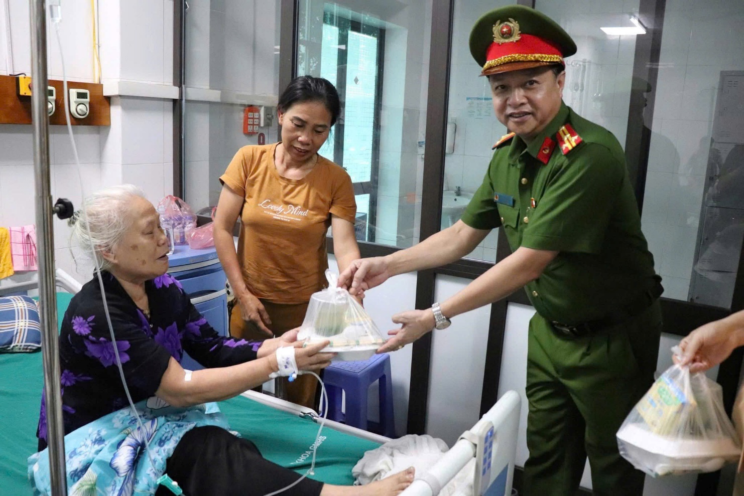 Cụm thi đua số 3 - Công an Hà Nội đã trao tặng suất cơm yêu thương cho bệnh nhân đang điều trị tại Bệnh viên đa khoa Hoài Đức- Ảnh 1.