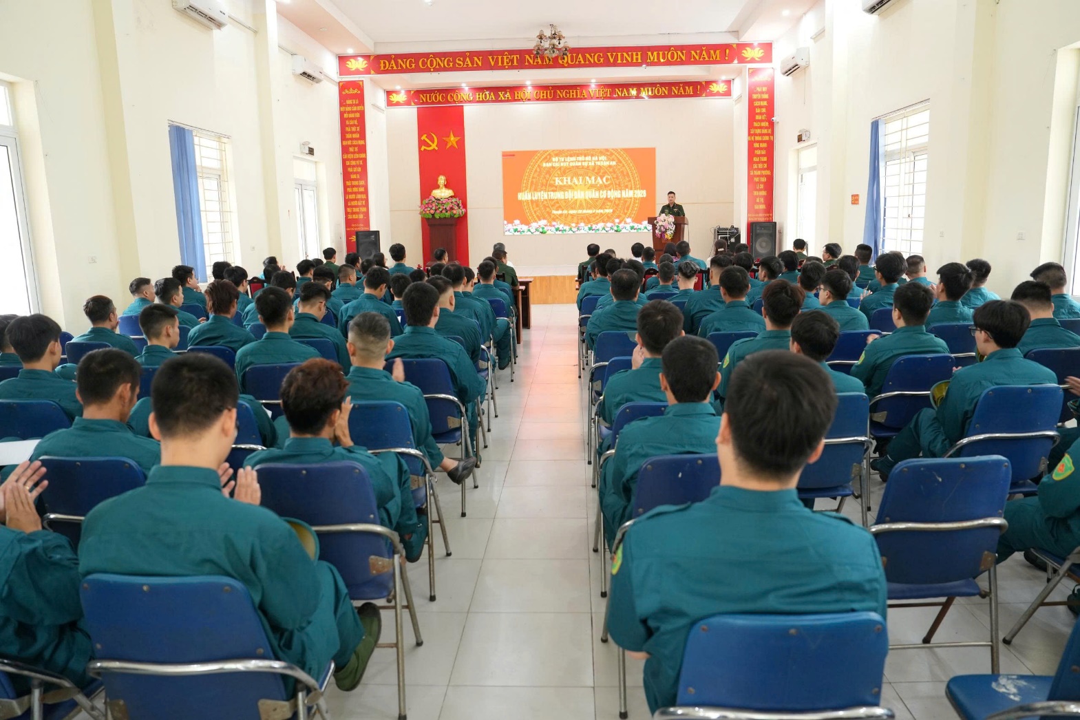 Ảnh có chứa trang phục, ghế, người, trong nhà  Nội dung do AI tạo ra có thể không chính xác.