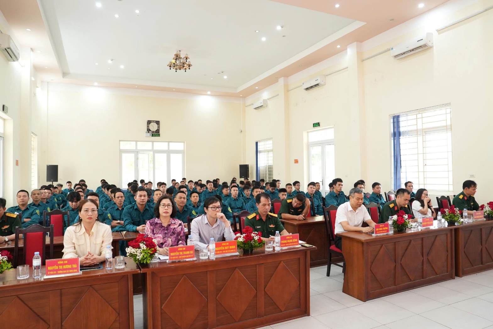 Ảnh có chứa trong nhà, trang phục, tường, người  Nội dung do AI tạo ra có thể không chính xác.