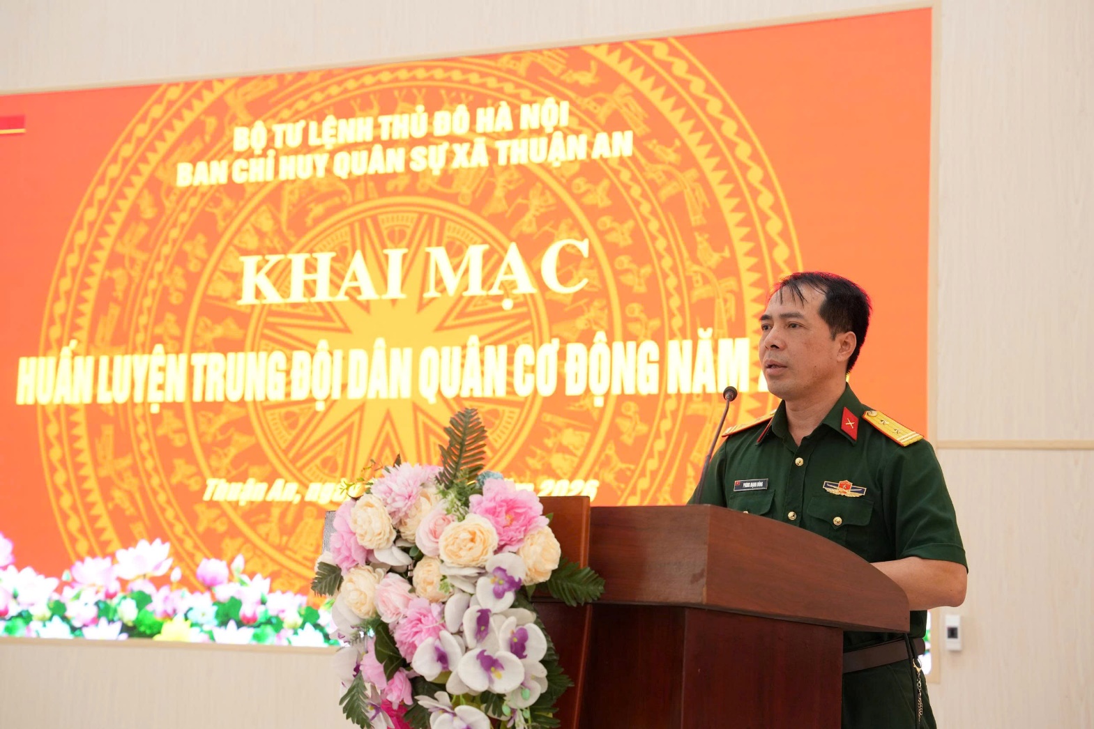 Ảnh có chứa trang phục, hoa, tường, đàn ông  Nội dung do AI tạo ra có thể không chính xác.