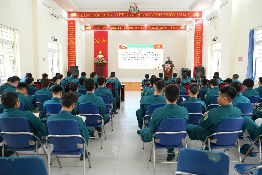 Ảnh có chứa trang phục, ghế, trong nhà, người  Nội dung do AI tạo ra có thể không chính xác.