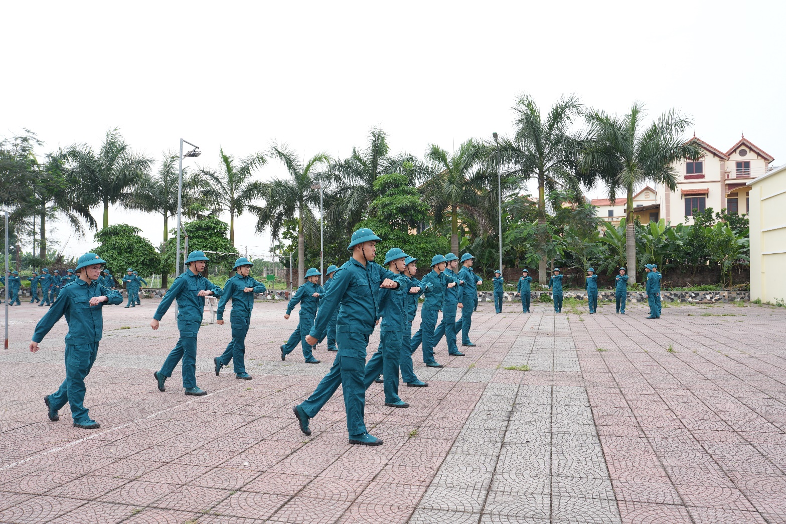 Ảnh có chứa bầu trời, cây cối, ngoài trời, trang phục  Nội dung do AI tạo ra có thể không chính xác.