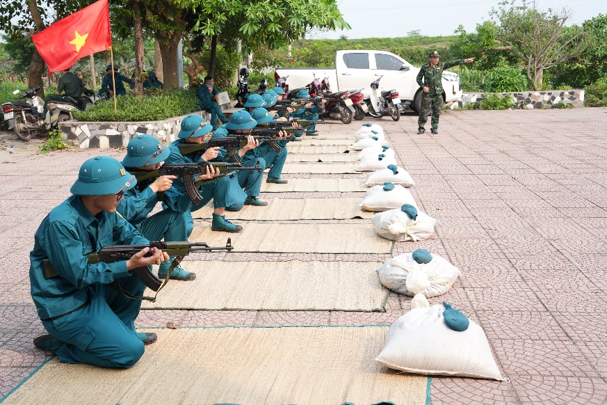 Ảnh có chứa ngoài trời, mặt đất, cây cối, trang phục  Nội dung do AI tạo ra có thể không chính xác.