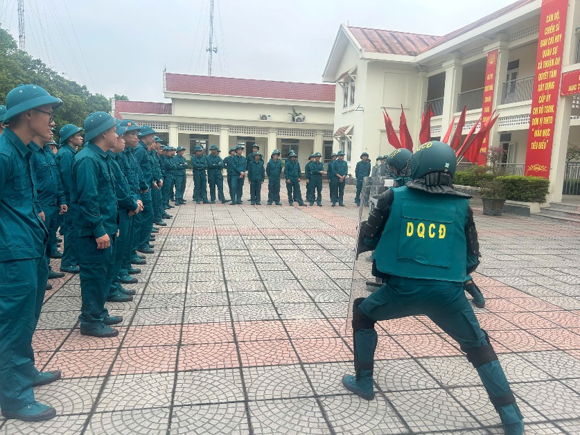 Ảnh có chứa bầu trời, ngoài trời, người, giày dép  Nội dung do AI tạo ra có thể không chính xác.