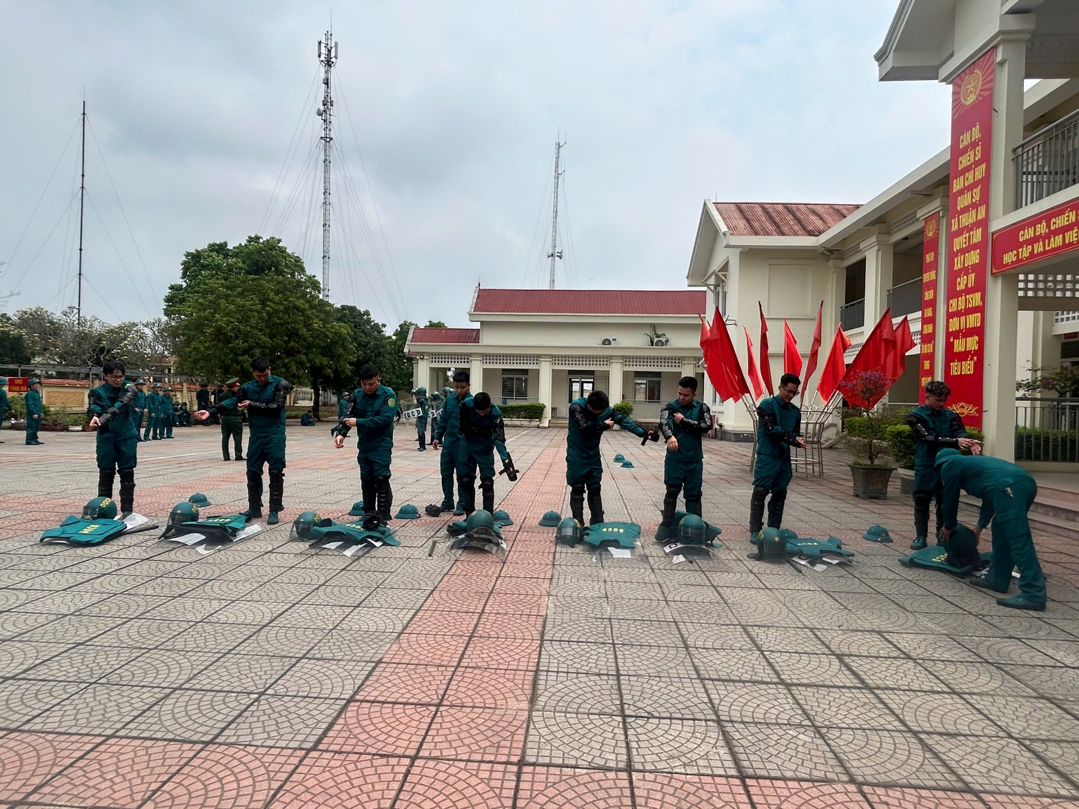 Ảnh có chứa bầu trời, ngoài trời, giày dép, tòa nhà  Nội dung do AI tạo ra có thể không chính xác.