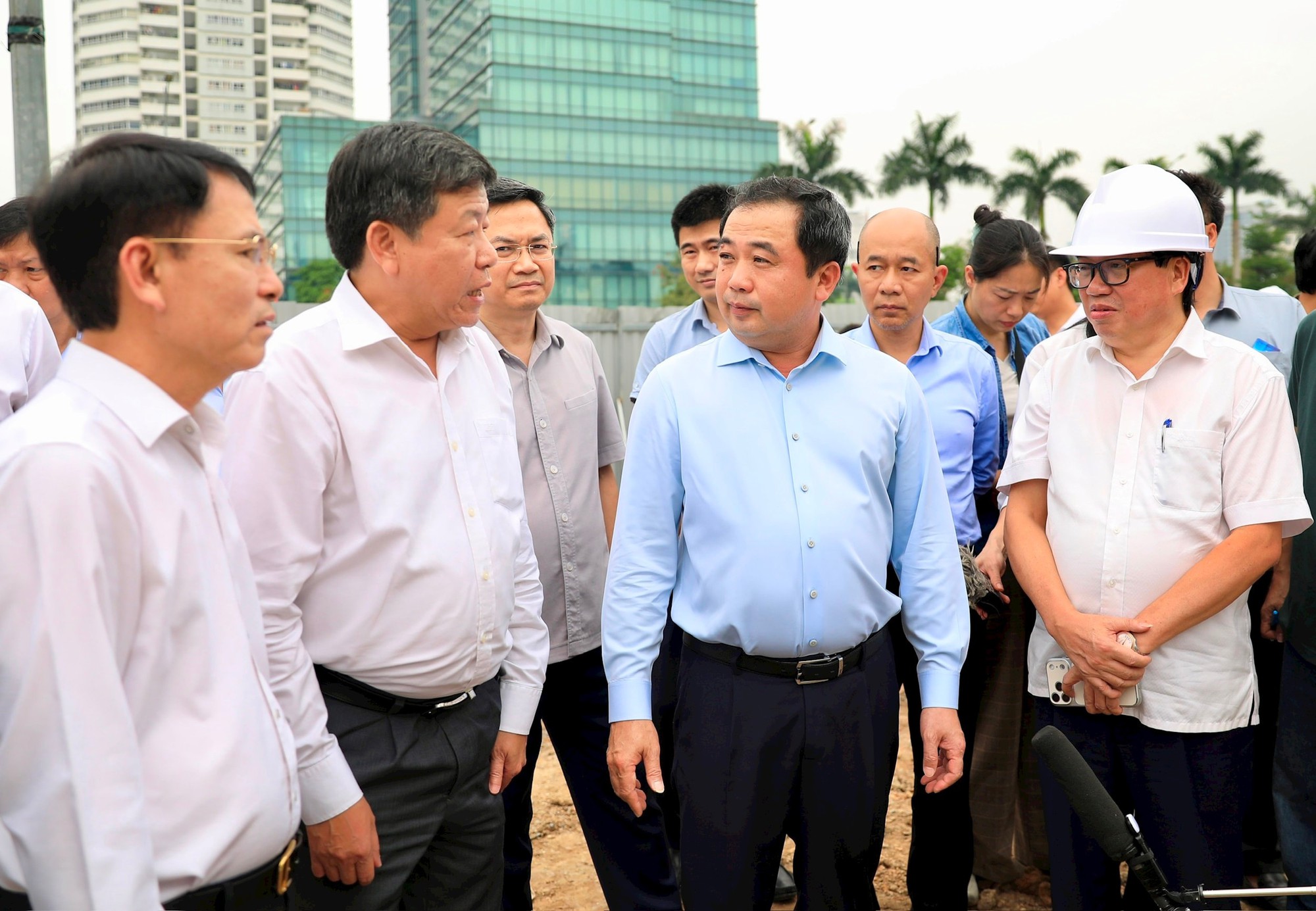 Bí thư Hà Nội Trần Đức Thắng: 'Xử lý nghiêm vi phạm dọc kênh La Khê, không nể nang, tránh nhờn luật'- Ảnh 1.